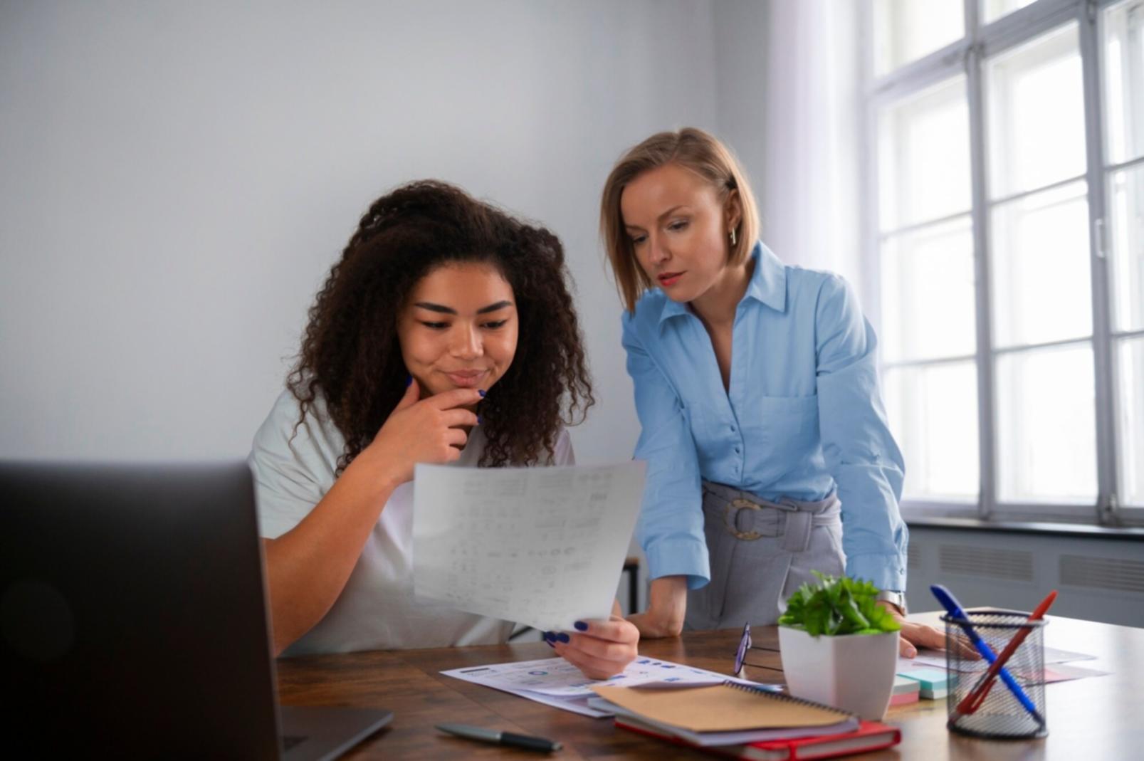 Familie bei der gemeinsamen Finanzplanung am Küchentisch